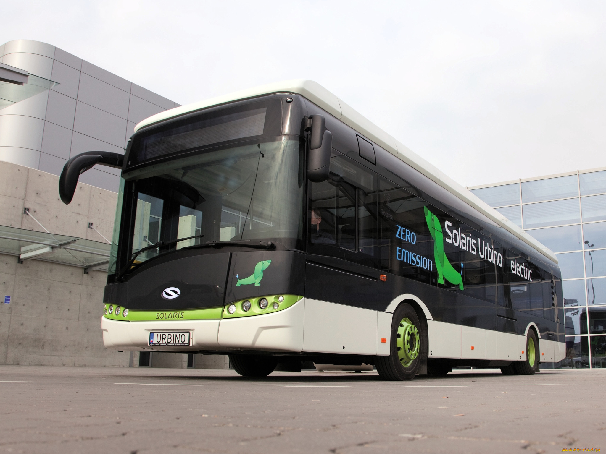 Solaris urbino 24. Солярис Урбино 24. Solaris автобус. Solaris Bus. Зеленый автобус фото.